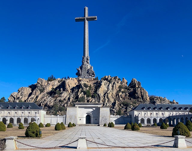 En av de symboler som Madridstyret vill skydda är det jättelika korset vid Valle de los Caídos.