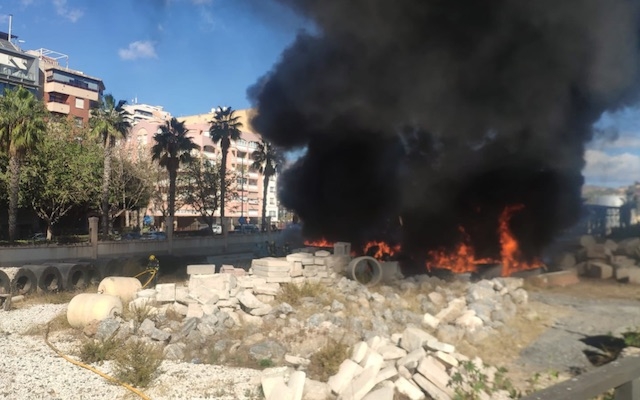 Kustavenyn i Málaga stad fick tillfälligt stängas av på grund av närheten till branden i hamnområdet och den intensiva rökutvecklingen. Foto: Ayto de Málaga