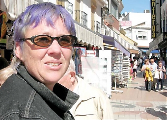 Karolina Kinnander står som nummer två på Los Verdes lista i Torremolinos och hoppas komma in i kommunfullmäktige efter valet 27 maj. ”All politik måste vara transparent så att väljarna kan följa möten och beslut och förmedla sina åsikter direkt på Internet”.