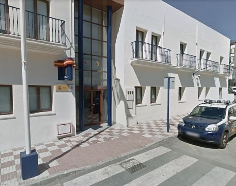 Den gripna mannen ska ha bestulits på sitt armbandsur på polisstationen i Estepona. Foto: Google Maps