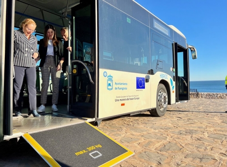 Borgmästaren Ana Mula presenterade 28 november de hybridbussar som ingår i den nya flottan. Foto: Ayto de Fuengirola