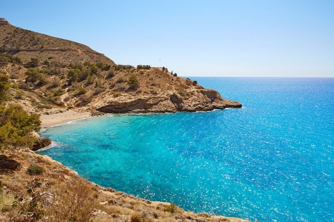 Migranterna nådde bukten Tío Ximo vid Benidorm med en motorbåt från Algeriet.