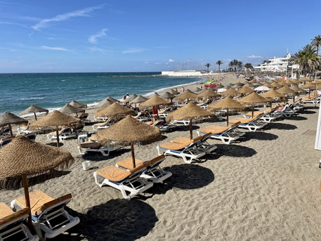 Stranden La Venus ligger öster om fritidshamnen i centrala Marbella.