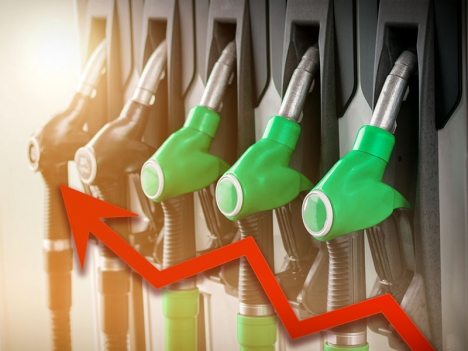 Priset på bensin och diesel har stigit med omkring 25 cent under årets första dagar.