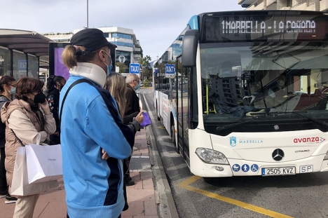 Medan mantalsskrivna i Marbella kan resa gratis med lokalbuss sedan 2019 får nu icke bofasta 50 procents rabatt på ordinarie biljettpris.