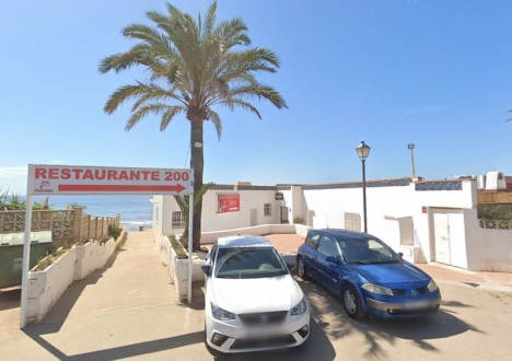 Kroppen hittades vid vattenbrynet nära denna strandrestaurang i östra Marbella. Foto: Google Maps