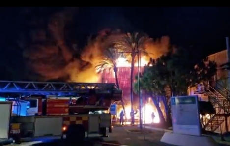 Branden har främst drabbat en hangar som tillhör det svenskägda företaget Marina Marbella. Foto: Ayto de Marbella