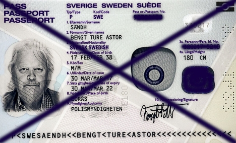 Bengt Sändhs pass liksom nationella ID-kort har gått ut, vilket försvårar ett eventuellt dödsfall.