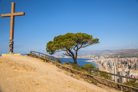 Korset vid utkiksplatsen i Benidorm uppfördes för att blidka kyrkan och möjliggöra att utländska kvinnor kunde fortsätta att solbada i bikini på stränderna.