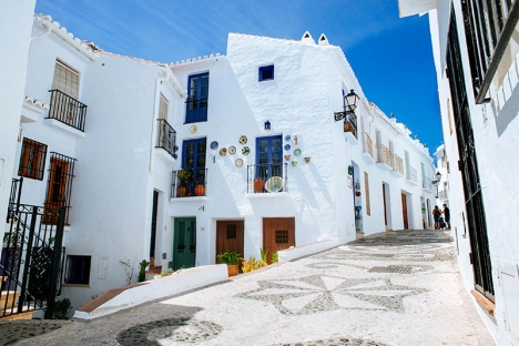 Många av de överdimensionerade bostäderna i Spanien ligger i byar och bebos av äldre.