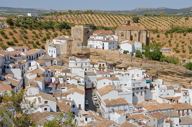 En av solanläggningarna planeras vid den pittoreska turistbyn Setenil de las Bodegas (Cádiz).