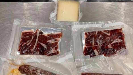 Myndigheterna i Australien har delat ett foto på produkterna som lett till att en spansk medborgare nekats inträde.