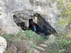 Trots grottans omgång syns den inte på avstånd. Hit vallfärdar regelbundet troende i byn Monda.