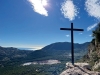 Det religiösa inslaget i vandringen förstärks av ett järnkors på bergskrönet, rakt ovanför Cueva Santa.