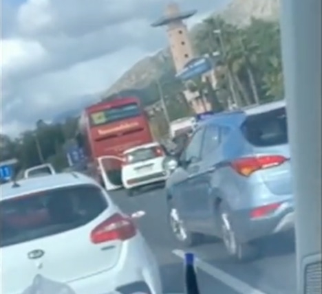 Många bilister gav sig ut på skattjakt mitt på motorvägen i Marbella. Foto: Twitter