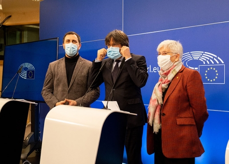 Fortfarande krävs att EU-parlamentet häver ledamöterna Comíns, Puigdemonts och Ponsatís immunitet för att de ska kunna utlämnas till Spanien.