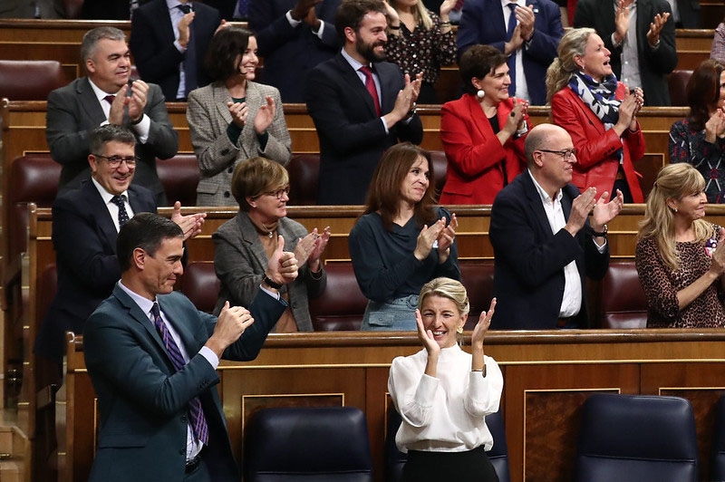 Regeringschefen Pedro Sánchez och arbetsmarknadsministern Yolanda Díaz, i parlamentet.