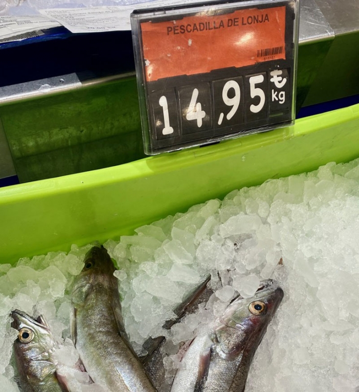 Mercadona erbjuder som regel färsk fisk från fiskhall. Den är presenterad i platsbackar och skyltad med 
