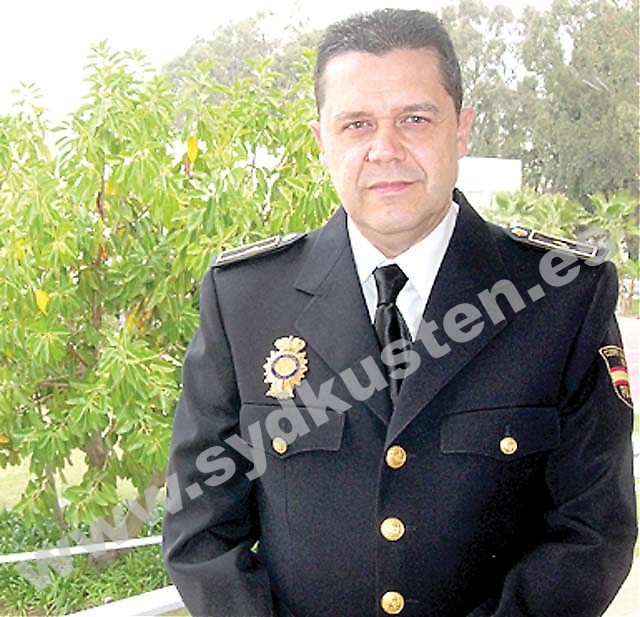 Residenciakortet har försvunnit och ersatts av ett enkelt certifikat som du kan få på en dag. I Fuengirola måste man dock först boka tid hos polisen och det har redan uppstått ganska lång väntetid. ”Men du behöver i alla falla inte ställa dig i kö klockan fem på morgonen för att få en nummerlapp och sedan vänta i över ett år för att få ditt residenciakort”, säger José Ordoñez Olalla, Policía Nacional i Fuengirola.