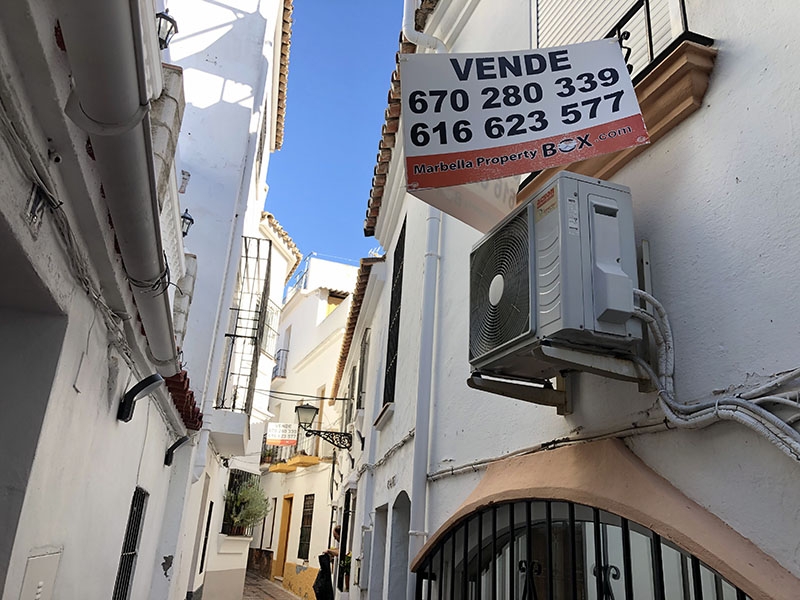 De stigande hypoteksräntorna har bromsat försäljningen av fastigheter i Spanien.