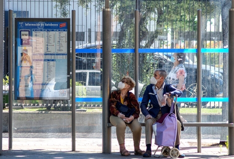 Den här synen kommer fortsatt att vara vanlig i Spanien, framför allt hos äldre, trots att det inte längre är obligatoriskt med munskydd i kollektivtrafiken.