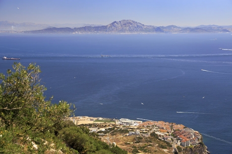 Trots sanktionerna mot Ryssland och risken för en miljökastastrof kan varken Spanien eller EU förhindra att tankfartyg överför rysk olja vid Gibraltar sund.