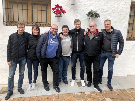 Den svenska bridgetruppen på plats på ett regnigt Costa del Sol. Från vänster: Ola Rimstedt, Marion Michielsen, Peter Bertheau, Simon Hult, Mikael Rimstedt, Frederic Wrang och Fredrik Nyström.