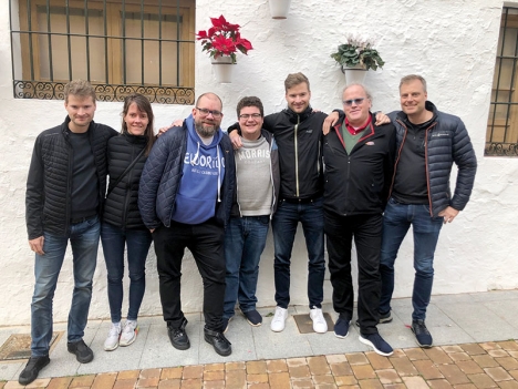 Den svenska bridgetruppen på plats på ett regnigt Costa del Sol. Från vänster: Ola Rimstedt, Marion Michielsen, Peter Bertheau, Simon Hult, Mikael Rimstedt, Frederic Wrang och Fredrik Nyström.