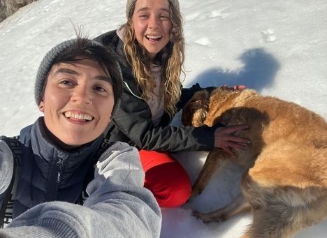 Katerín med sin hund Thor, samma ögonblick som hon och väninnan Ceci funnit honom. Foto: Privat