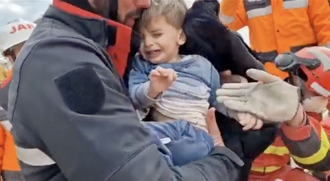 Den första av de tre turkiska familjemedlemmarna som undsatts på fredagen av den spanska militära räddningstjänsten UME. Foto: UME
