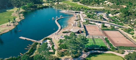 Real de la Quinta består av fyra bostadsområden med ett nav som utgörs av ett nöjescenter med egen sjö och golfbana.