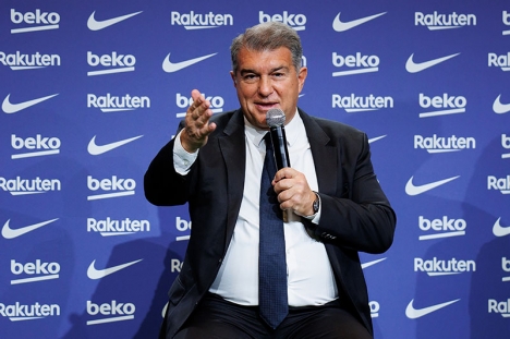 Barcelonas ordförande Joan Laporta förnekar anklagelserna om mutbrott.