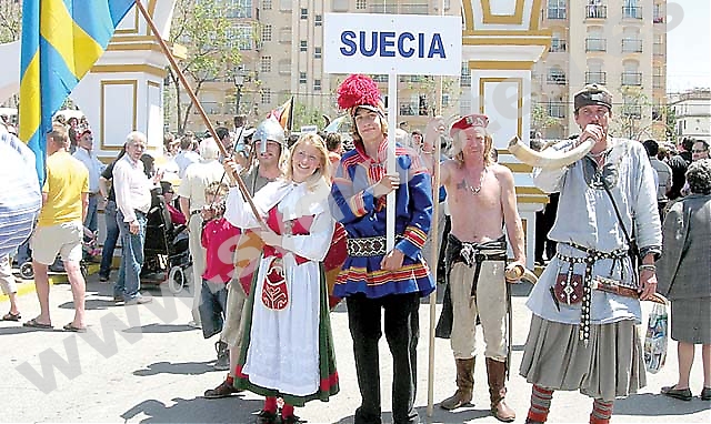 Svenskarna, ackompanjerade av tvättäkta vikingar, gör sitt inträde på ”Feria Internacional de los Pueblos” i Fuengirola.