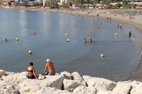 Det är inte bara klimatet utan även lägre levnadskostnader som lockar många pensionärer med låg inkomst till Spanien. Den slopande garantipension innebär dock att ekonomin inte längre går ihop för många av dem.