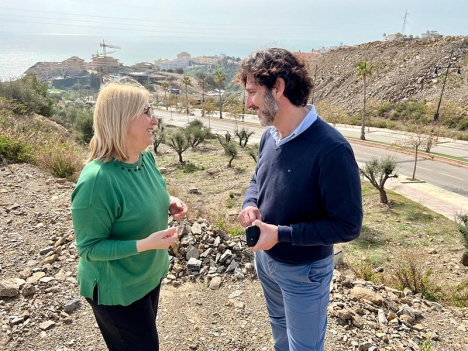 Borgmästaren Ana Mula vid tomten där vårdhemmet ska byggas. Foto: Ayto de Fuengirola