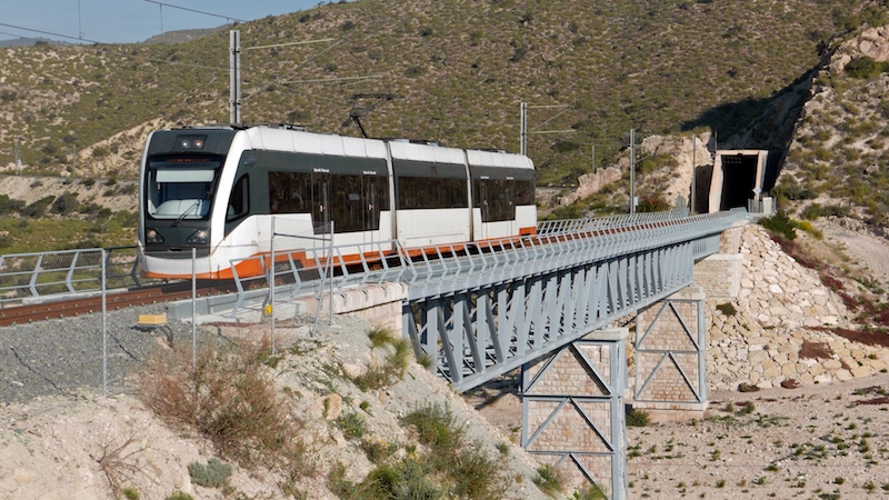 De nya spårvagnarna som införskaffats till linje 9 mellan Alicante och Denia kan inte användas på hela sträckan, förrän de tre broarna förstärkts.