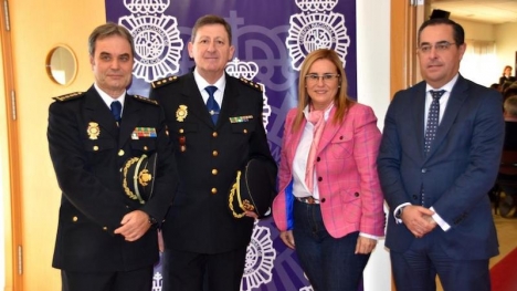 Polischefen José María Tocornal, till vänster om borgmästaren Ana Mula. Foto: Ayto de Fuengirola