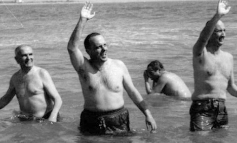 Med denna ikoniska bild ville turistministern Manuel Fraga garantera att det inte förekom någon radioaktiv fara vid Palomares.