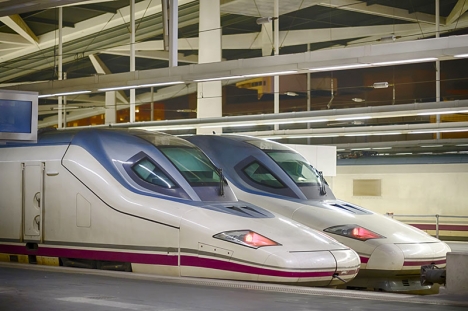 Snabbtåg vid järnvägsstationen i Alicante.