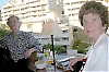 Norskorna Unni Wiborg och Valdis Frantze bor båda på Adorea i Benalmádena, Unni tillfälligt för att återhämta sig efter en operation och Valdis hyr sin lägenhet på ett år. De trivs båda mycket bra.