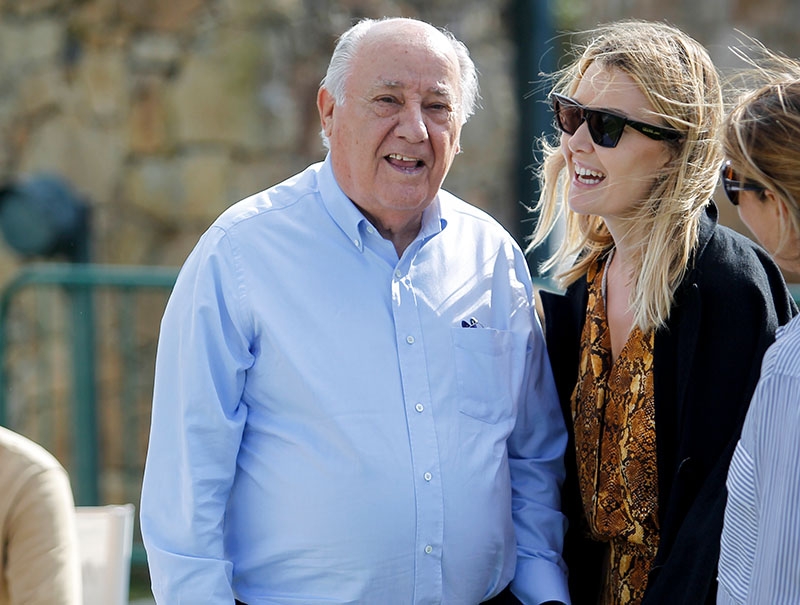 Spaniens två rikaste privatpersoner blir ännu rikare.