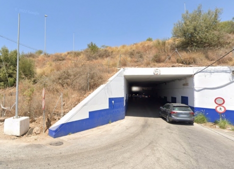 Tunneln som leder till köpcentret La Cañada är smal och saknar belysning. Foto: Google Maps