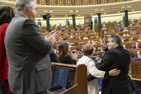 Regeringen och socialistpartiet PSOE utnyttjade misstroendeförklaringen för att försvara sitt regeringsprogram. Motkandidaten Ramón Tamames skymtar i sin stol ovanför högra axeln till PSOE:s talesman i parlamentet Patxi López. Foto: PSOE