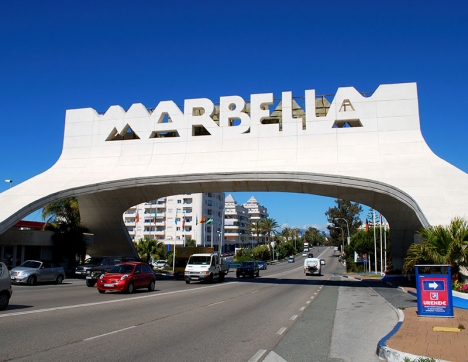 Byggkomplexet Banana Beach, som skymtar under Marbellabågen, är en av de anläggningar som inte kan legaliseras.