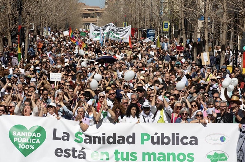 En av de största demonstrationerna hölls i Granada. Foto: #25MLaSaludNoSeVende