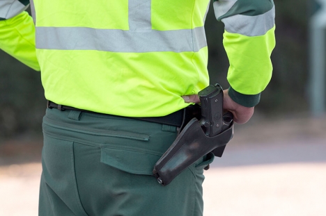 Guardia Civil möttes av gevärsled vid ett tillslag mot en misstänkt narkotikaliga. (Arkivbild)