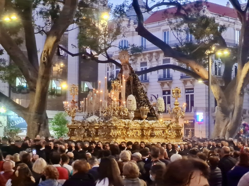 Förra påsken var processionerna tillbaka på Málagas gator efter tre år, men munskyddskrav rådde fortfarande. I år kan vi njuta av ett restriktionsfritt firande!