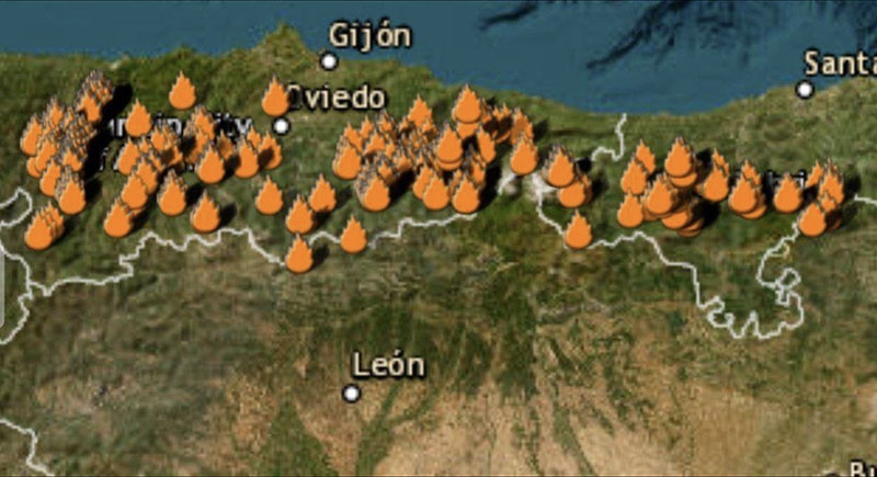 På fredagsmorgonen 31 mars var antalet registrerade bränder uppe i 116 stycken, i såväl Asturien som Kantabrien. Bild: @BomberoForestaI