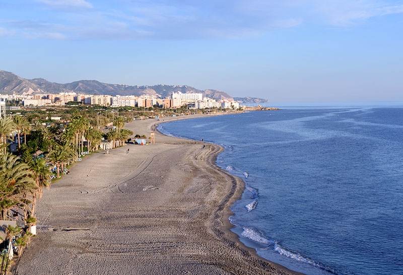 Det planerade revet ska uppföras utanför stranden El Playazo, väster om Balcón de Europa.