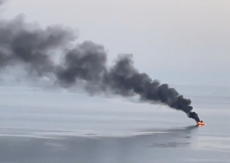 Den svarta röken från båtbranden kunde ses från långt håll. Foto: Policía Local de Almuñécar